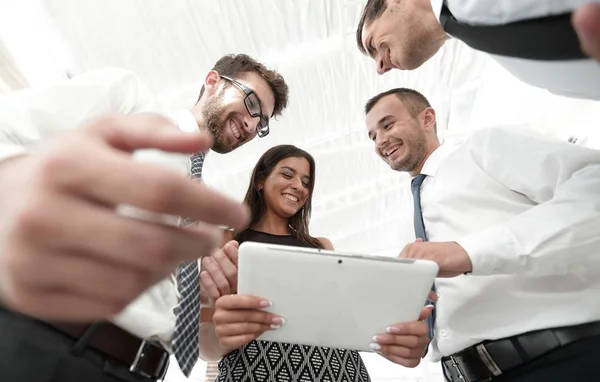 Primer plano del equipo de negocios mirando tableta digital . —  Fotos de Stock