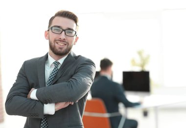 Ofisin arka planında başarılı bir işadamı