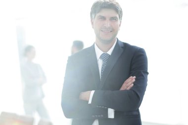 Ofis geçmişinde kendinden emin iş adamının portresi