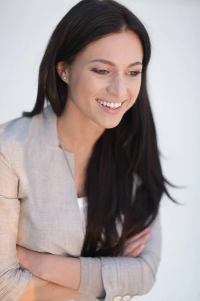 Primo piano volto di una giovane donna di successo . — Foto Stock