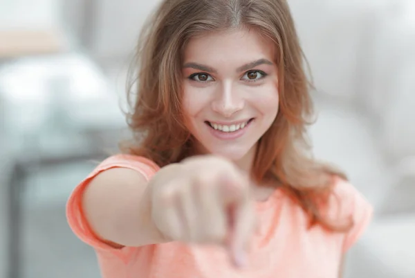 Close-up van een zeker jonge vrouw toont hand naar voren. — Stockfoto