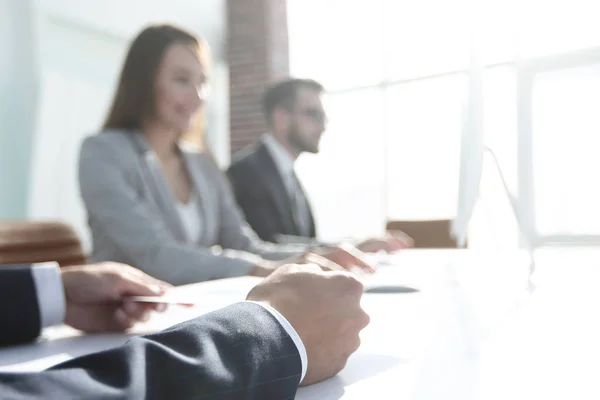 Bilden är suddig. affärspartners vid mötet — Stockfoto