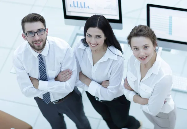 Erfolgreiches Business-Team in der Nähe des Arbeitsplatzes — Stockfoto