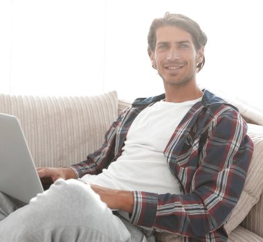 dizüstü bilgisayar ile ciddi genç adam.