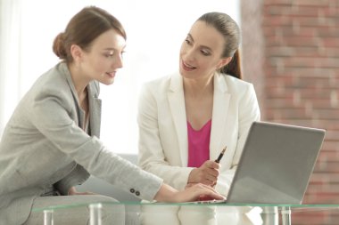 Proje işbirliği tartışırken iki iş kadınları