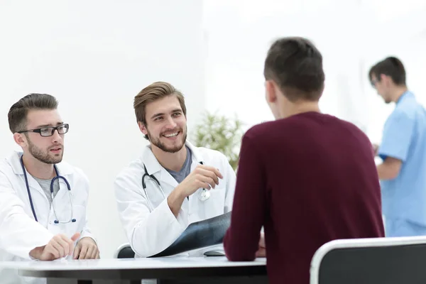 Medici discutono con il paziente la radiografia — Foto Stock