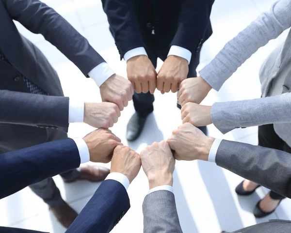 Closeup.business personas muestran un círculo de manos. — Foto de Stock