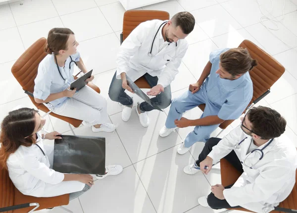 Medical staff ,discussing the work plan with the patients — Stock Photo, Image