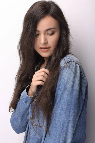 Retrato de una hermosa joven con cabello negro — Foto de Stock