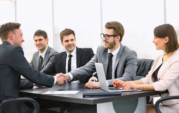 Aperto de mão de um gerente e um cliente na mesa — Fotografia de Stock