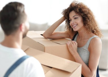 genç karısı kocası yeni bir eve taşırken görünüyor.