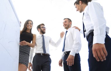 Genç çalışan arkadaşları flipchart fikirlerini olduğunu.