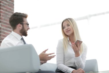 İş arkadaşları ofiste yeni fikirleri tartışıyor.