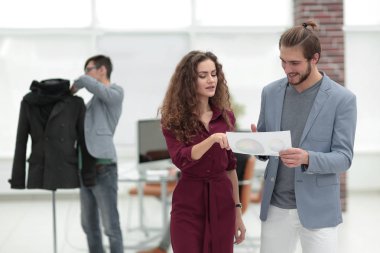 yaratıcı bir office belgesinde tartışırken çalışanlar
