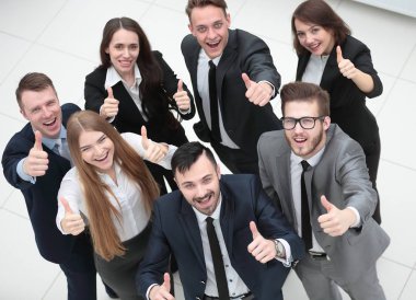 Başarılı bir iş ekibi baş parmak kaldırıyor.