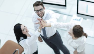 Başarılı iş adamları birbirlerine beşlik çakıyor. .