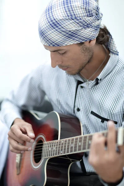 Jovem em bandana tocando guitarra — Fotografia de Stock