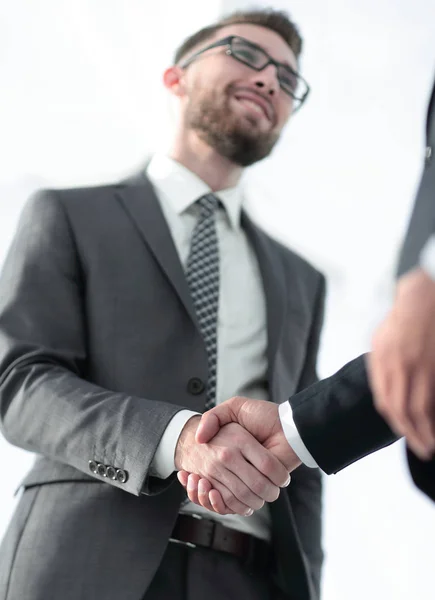 Příjemný usměvavý podnikatelé metoda handshaking. Obchodní koncept Foto — Stock fotografie