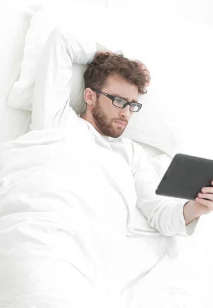 Immagine di sfondo. uomo moderno che legge sul tablet digitale . — Foto Stock