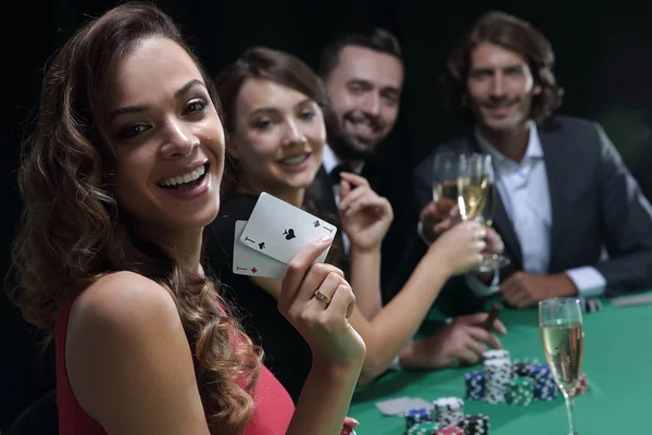 Vuxengruppen firar vän vinnande blackjack — Stockfoto