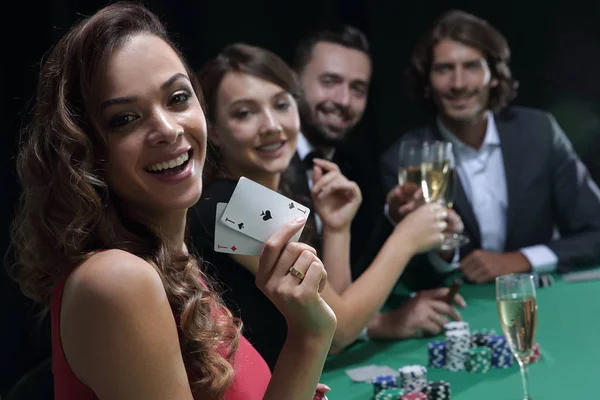 Grupo adulto comemorando amigo ganhar blackjack — Fotografia de Stock