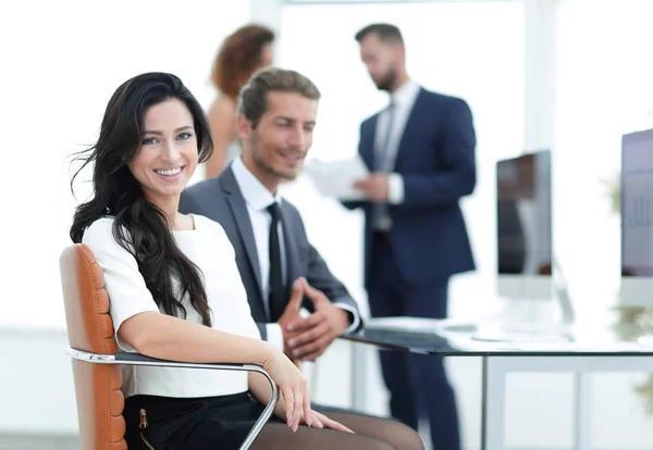 Paar collega's zitten aan een bureau — Stockfoto