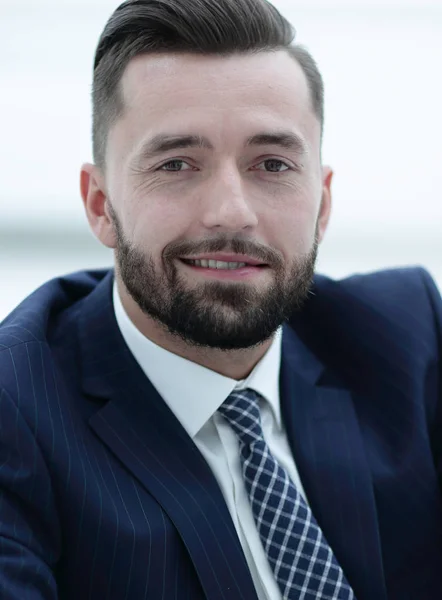 Un exitoso hombre de negocios sentado en una silla . — Foto de Stock