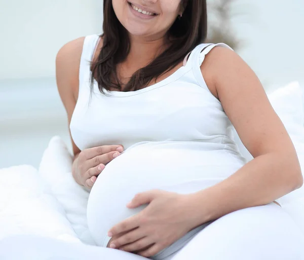 Portret van een gelukkig zwangere vrouw. — Stockfoto