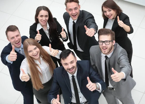 Succesvol business team houdt een duim omhoog — Stockfoto