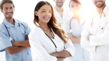 Çekici kadın doktor ile sağlık stetoskop tıbbi grup önünde