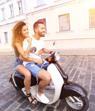 Mutlu çift retro motosiklet sürme tam uzunlukta yan görünüm