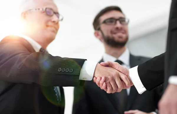 Close-up handshake parceiros de negócios comprovados — Fotografia de Stock