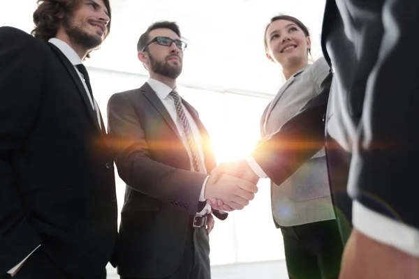 Pessoas de negócios handshaking depois de um bom negócio . — Fotografia de Stock