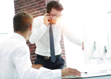 Kendine güvenen işadamı iş sorunları çözer