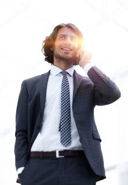 Mobil .isolated beyaz üzerine konuşurken işadamı.