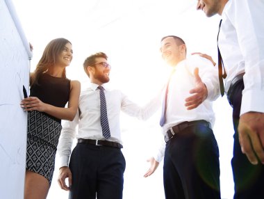 Genç çalışan arkadaşları flipchart fikirlerini olduğunu.