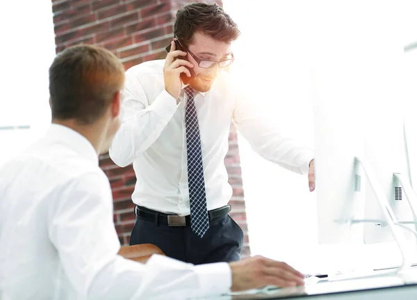 Empresário confiante resolve problemas de trabalho — Fotografia de Stock