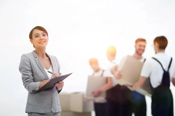 Managerin hält Klemmbrett mit Mover auf verschwommenem Hintergrund — Stockfoto