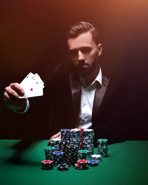 Šťastný hráč pokeru vyhrává a drží pár es — Stock fotografie