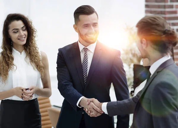 Obchodní partneři v kanceláři handshake. — Stock fotografie