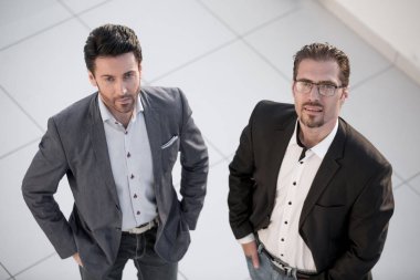 üstten görünüm. kameraya bakarak iki iş ortakları