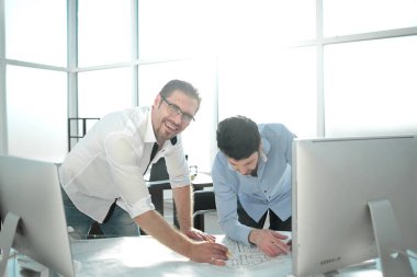 gülümseyen Mimarlar çizimlerle çalışma