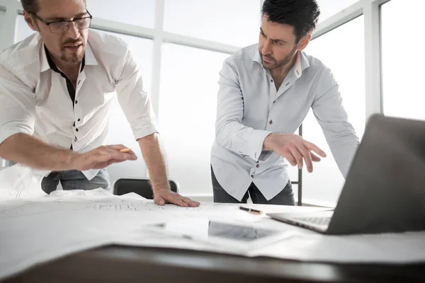 Dois arquitetos usam um laptop para o trabalho. — Fotografia de Stock