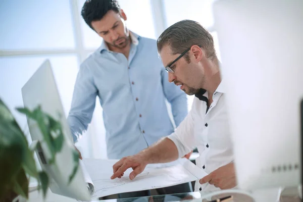 Deux hommes d'affaires sérieux parlent et travaillent dans le bureau — Photo