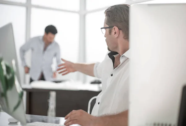 Empresário conversando com um colega no local de trabalho — Fotografia de Stock