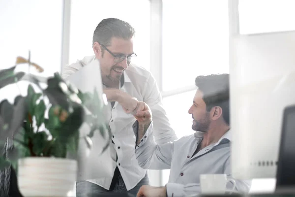 Fondo del negocio.Dos colegas masculinos sonrientes que dan golpes de puño — Foto de Stock