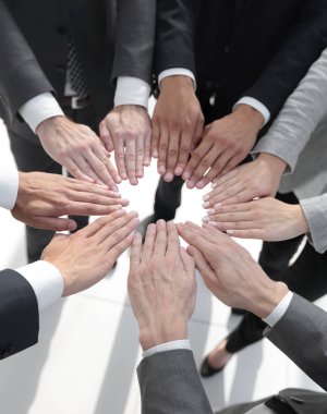 İş adamları birbirlerine ellerini uzatıyorlar.