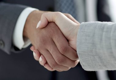 Beyaz arka planda izole edilmiş iş adamları el sıkışıyor