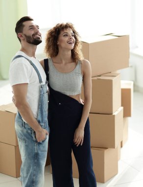 evli çift ayakta yeni daire