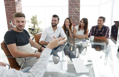 modern masa başında oturan iş takım.